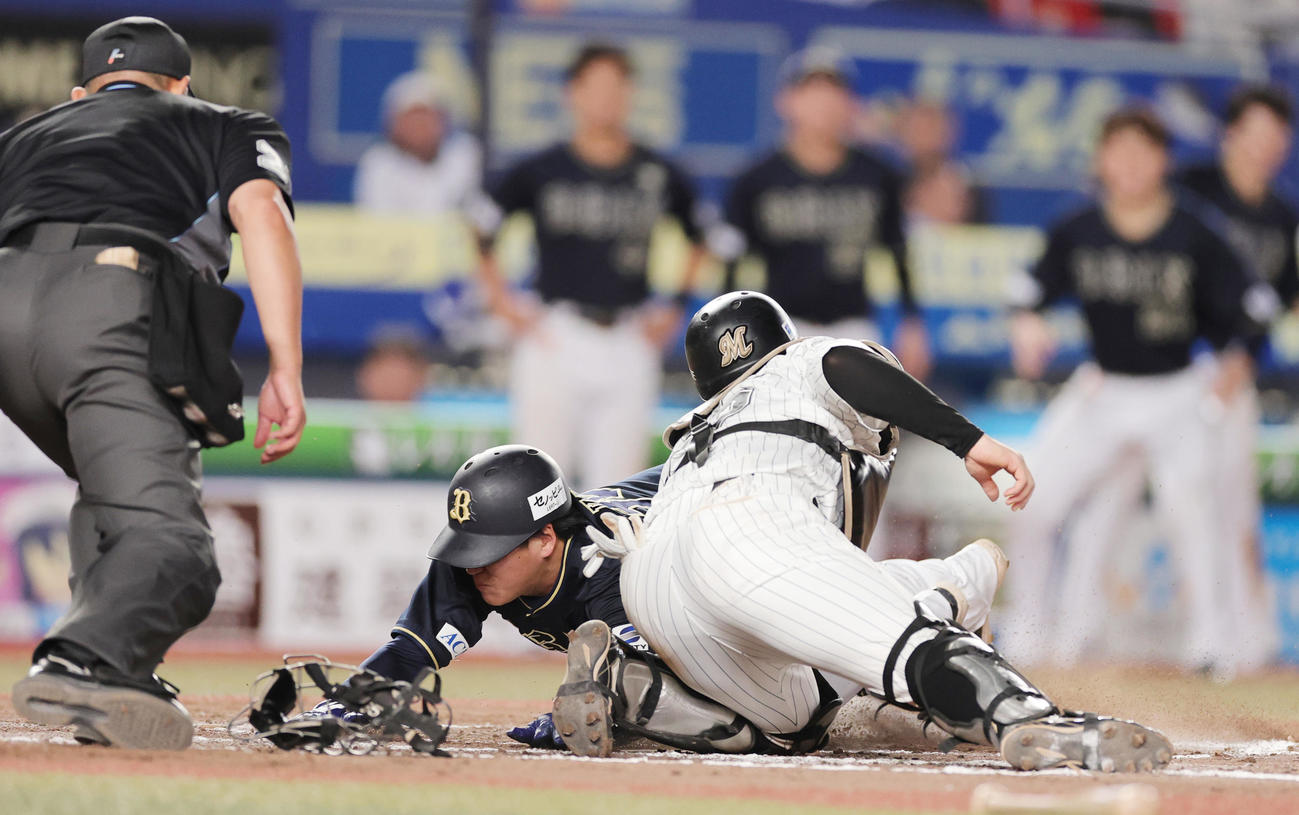 ロッテ対オリックス　9回表オリックス2死二塁、麦谷の右前適時打で生還する来田（撮影・野上伸悟）