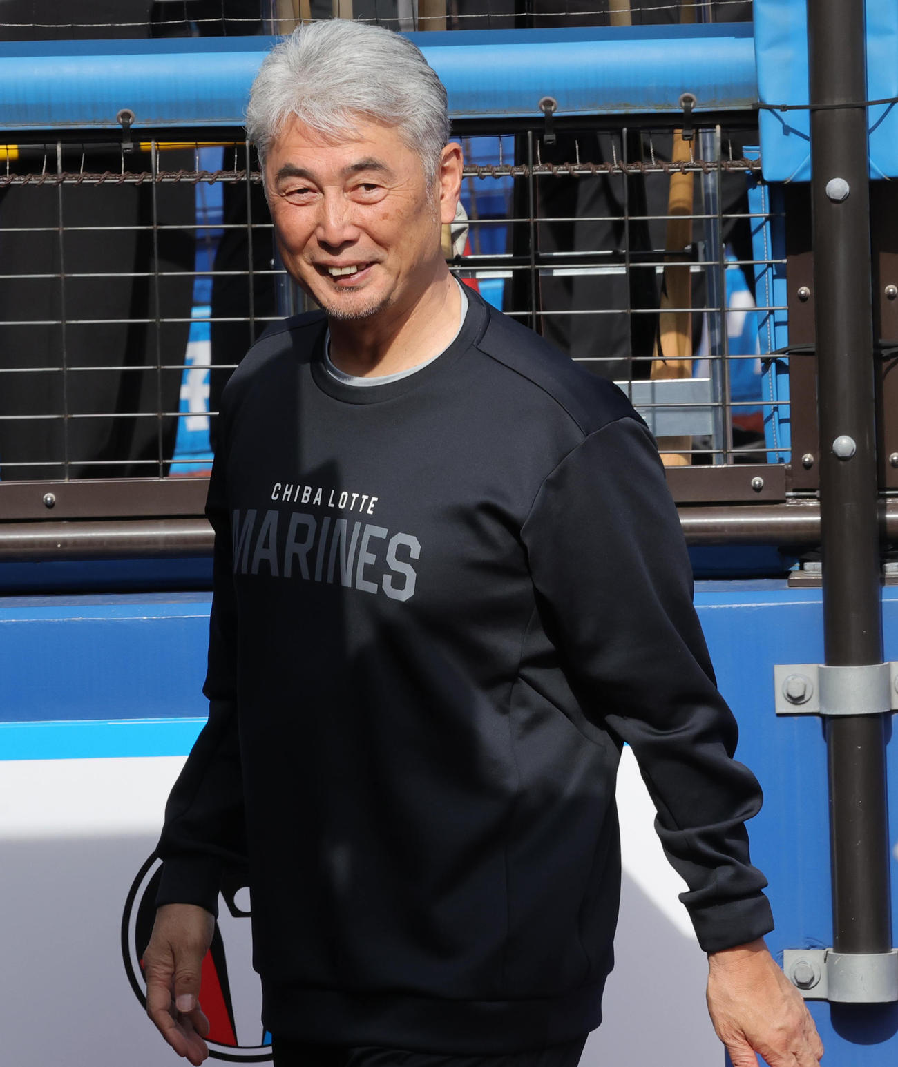 ロッテ対オリックス　練習中に笑顔を見せるロッテ吉井監督（撮影・野上伸悟）