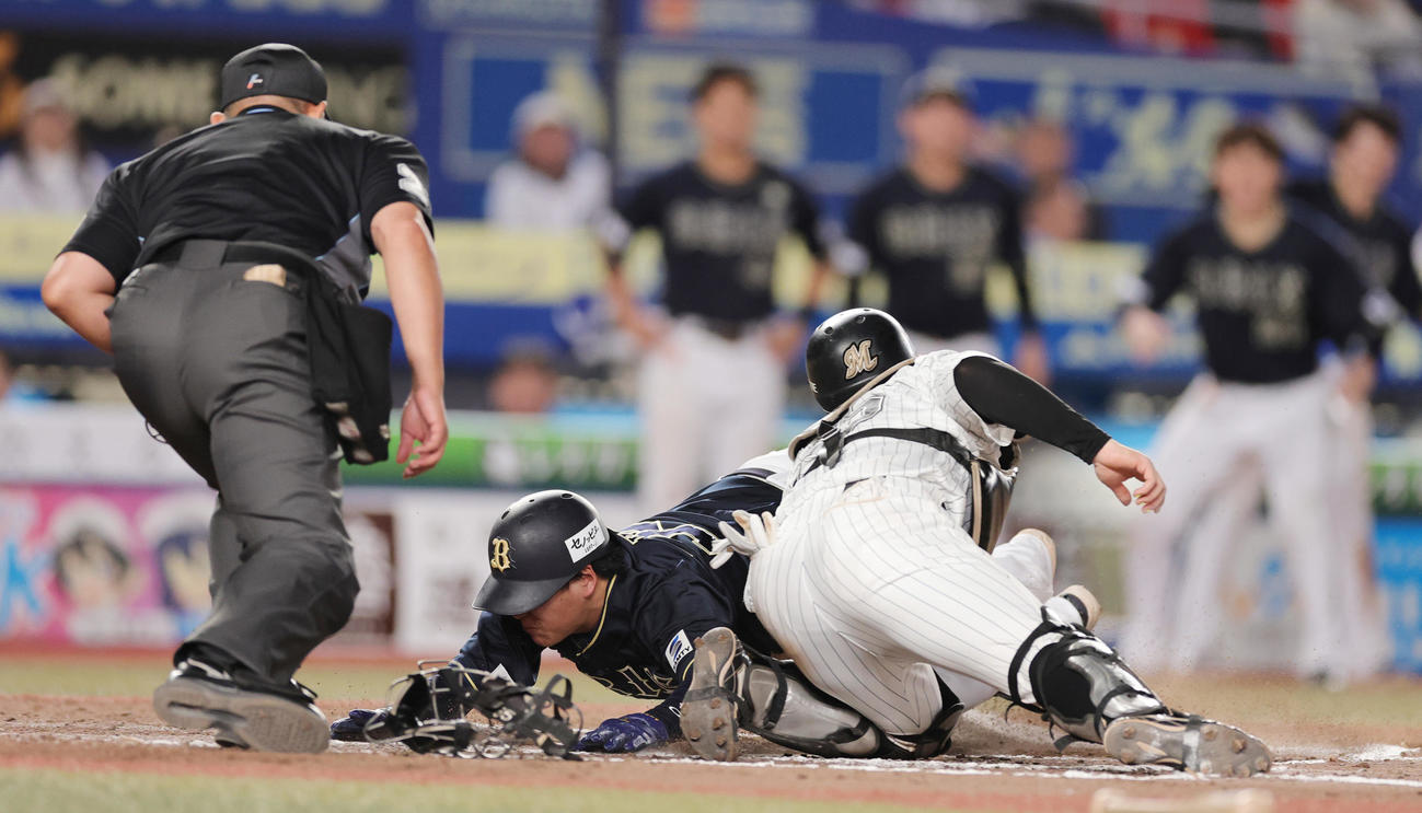 ロッテ対オリックス　9回表オリックス2死二塁、麦谷の右前適時打で生還する来田（撮影・野上伸悟）