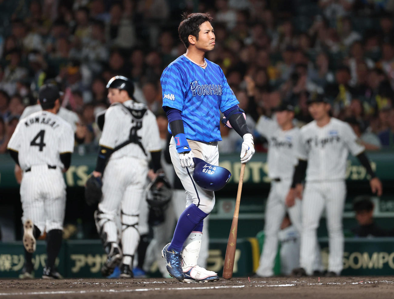 阪神対DeNA 8回表DeNA2死一、二塁、桑原は三直に倒れ立ち尽くす（撮影・西尾就之）