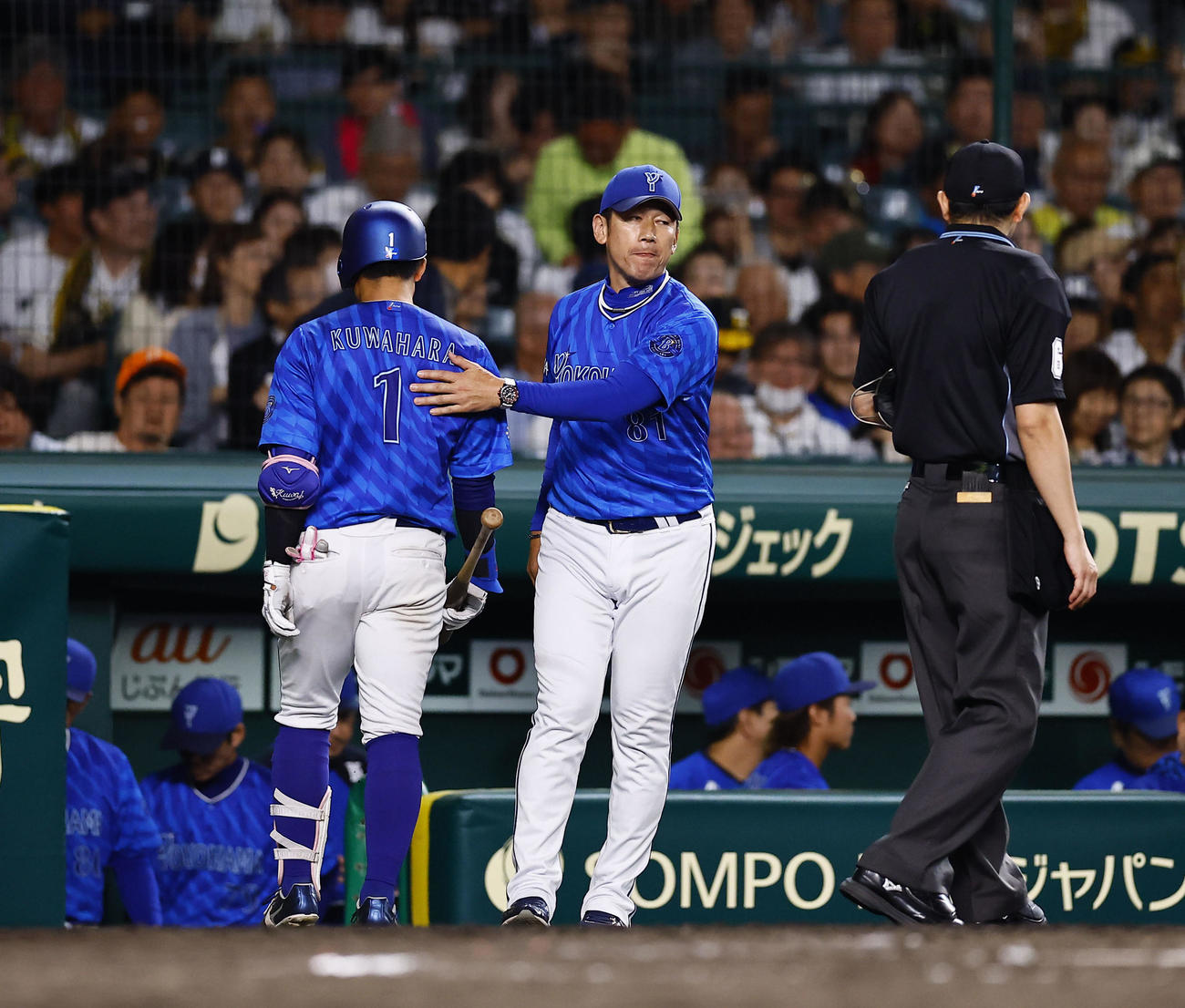 阪神対DeNA 8回表DeNA2死一、二塁から三直に倒れた桑原の背中をたたく三浦監督（撮影・藤尾明華）