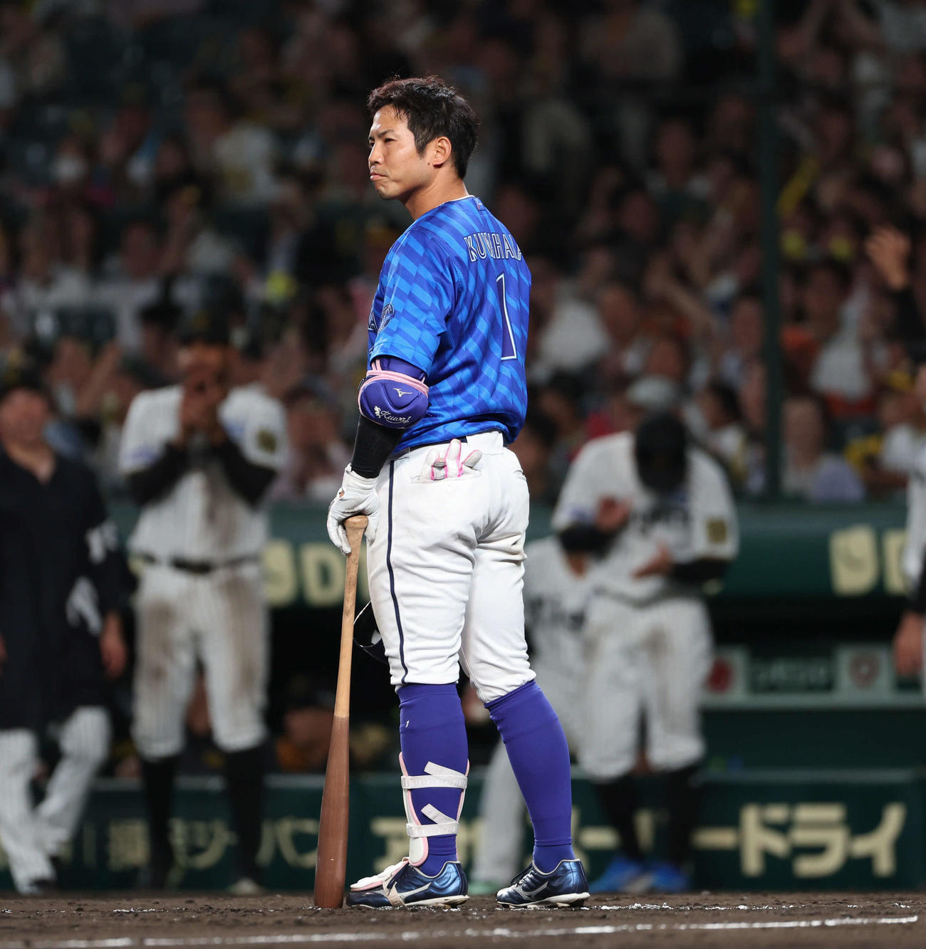 阪神対DeNA 8回表DeNA2死一、二塁、桑原は三直に倒れ立ち尽くす（撮影・西尾就之）