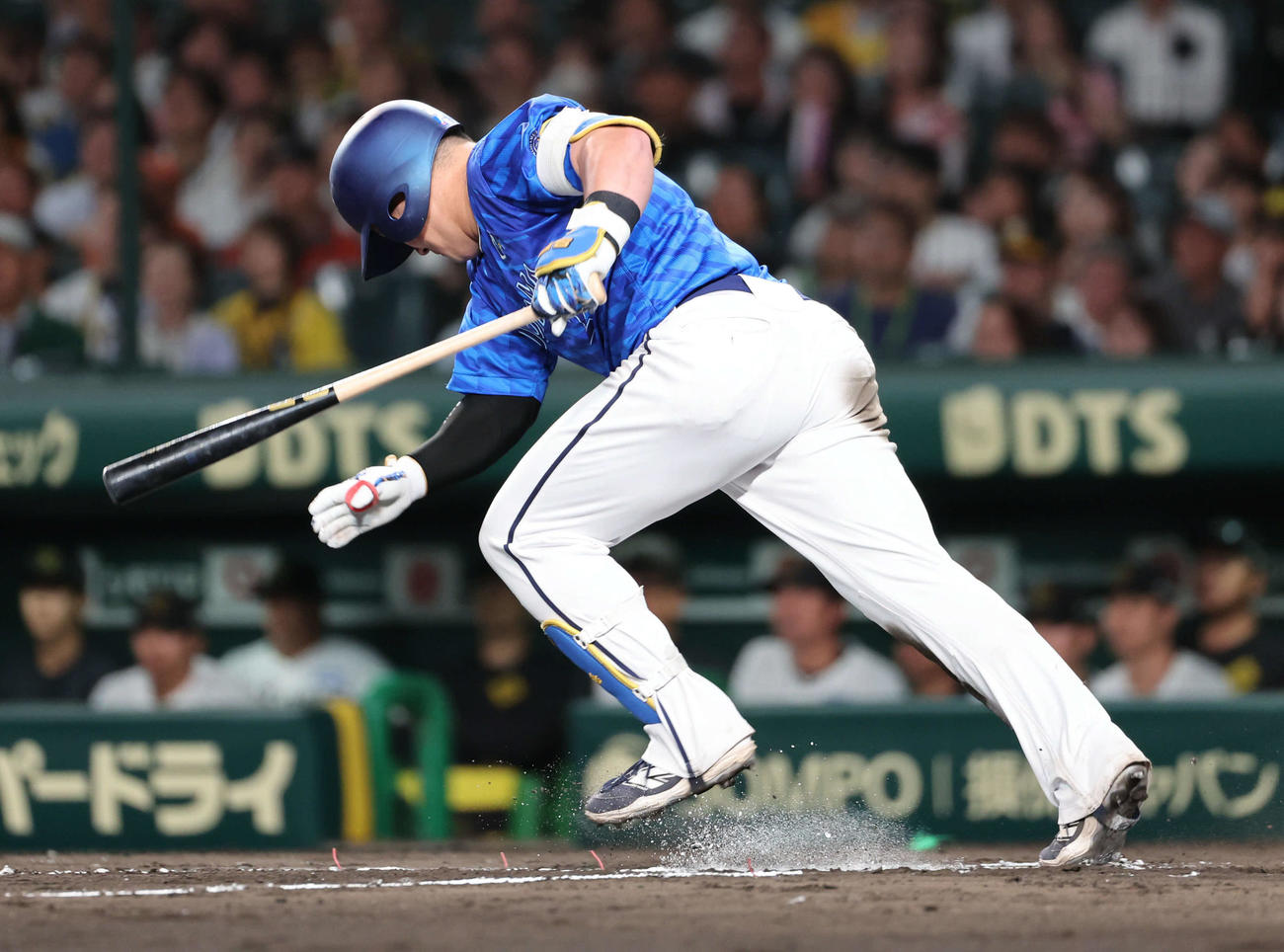 阪神対DeNA 6回表DeNA2死二、三塁、牧秀悟は遊ゴロに倒れる（撮影・西尾就之）