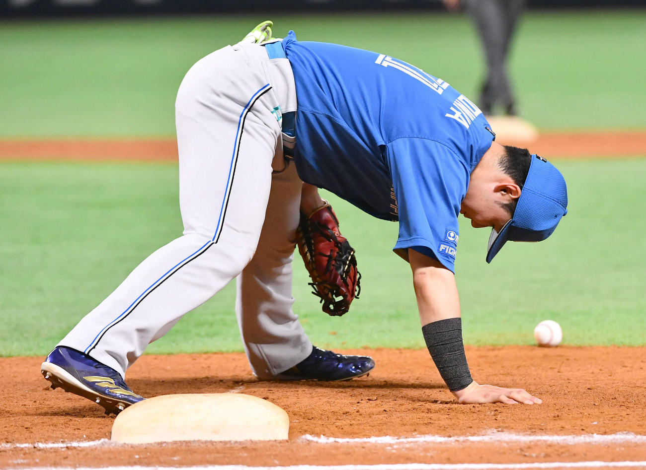 ソフトバンク対日本ハム　9回裏ソフトバンク1死、海野に遊撃内野安打で出塁され、捕球に失敗した一塁手の清宮幸は厳しい表情を見せる（撮影・岩下翔太）