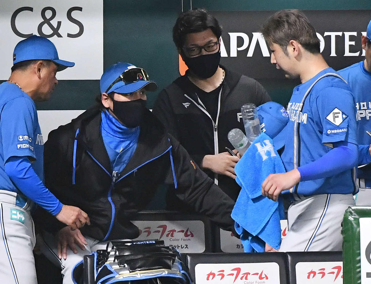 ソフトバンク対日本ハム　6回裏終了後、ベンチを後にする加藤貴（右）をねぎらう新庄監督（左から2人目）（撮影・岩下翔太）