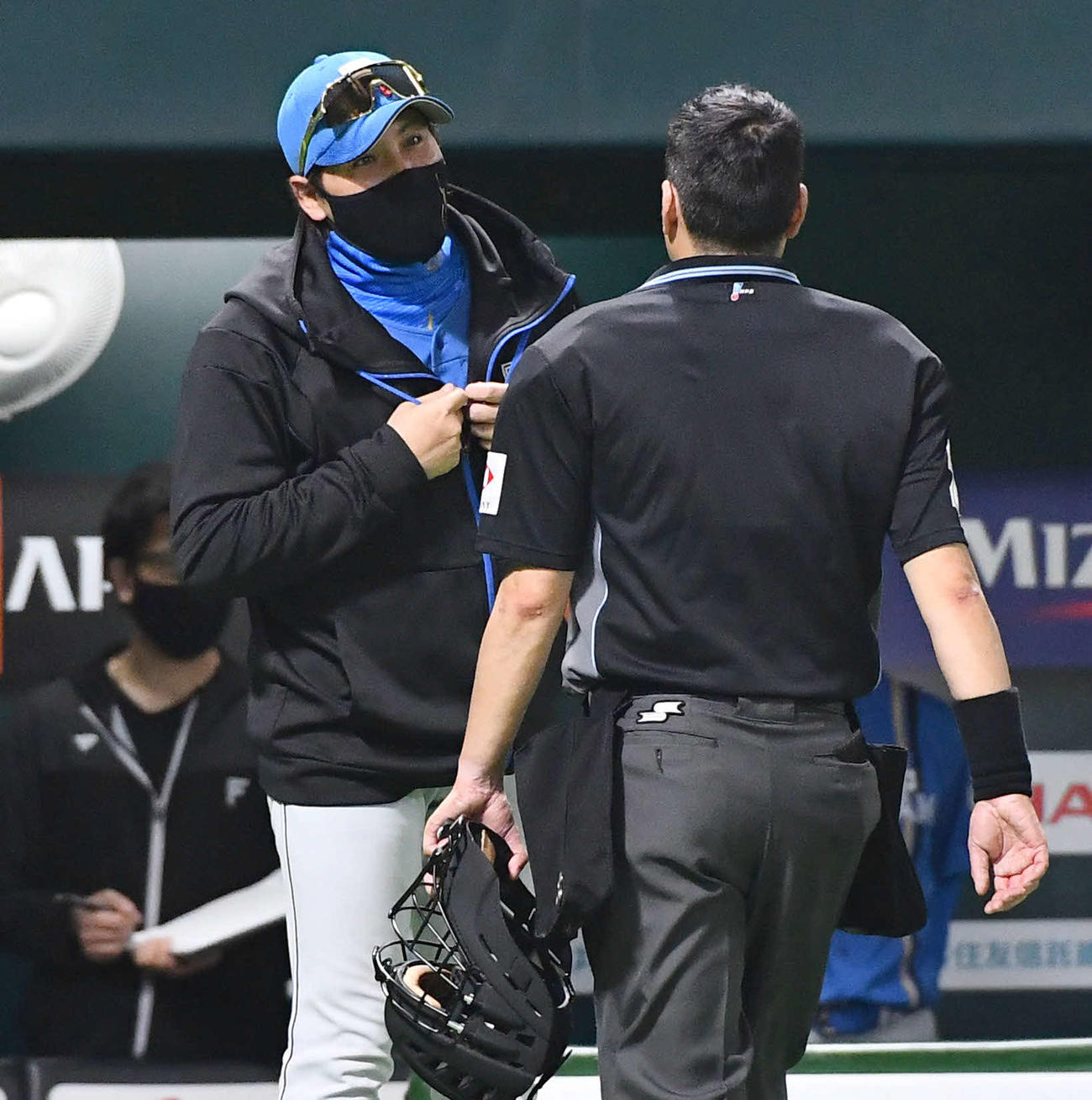 ソフトバンク対日本ハム　7回裏、野村の左前適時打で同点とされ、投手の交代を告げる新庄監督（撮影・岩下翔太）