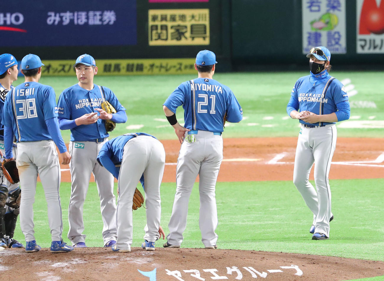 ソフトバンク対日本ハム　6回途中、自らマウンドに向かい加藤貴に交代を告げる新庄監督（撮影・梅根麻紀）