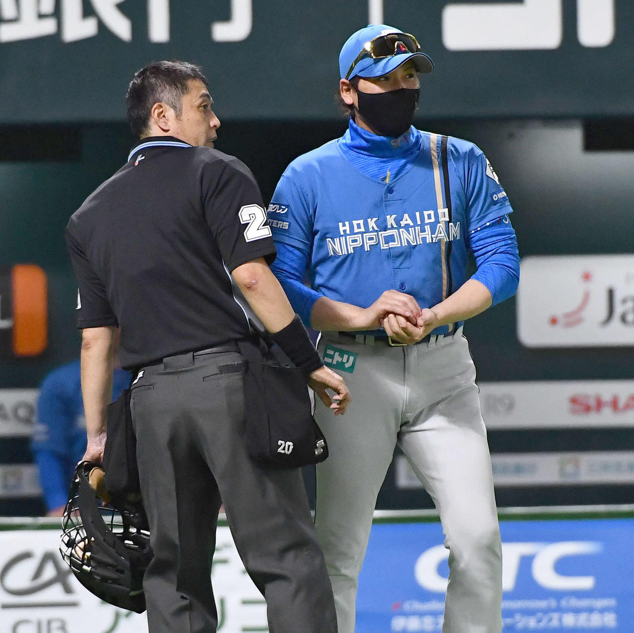 ソフトバンク対日本ハム　6回裏ソフトバンク2死一、二塁、投手の交代を告げた新庄監督（右）はボールを受け取ってマウンドに向かう（撮影・岩下翔太）
