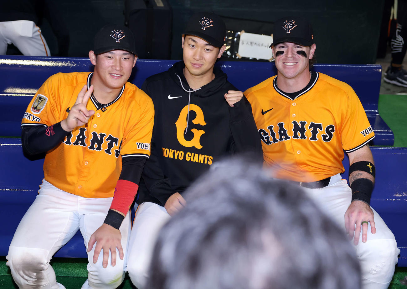 巨人対広島　ヒーローインタビュー後、SNS用の写真で笑顔で記念撮影する、左から増田陸、山崎、キャベッジ（撮影・浅見桂子）