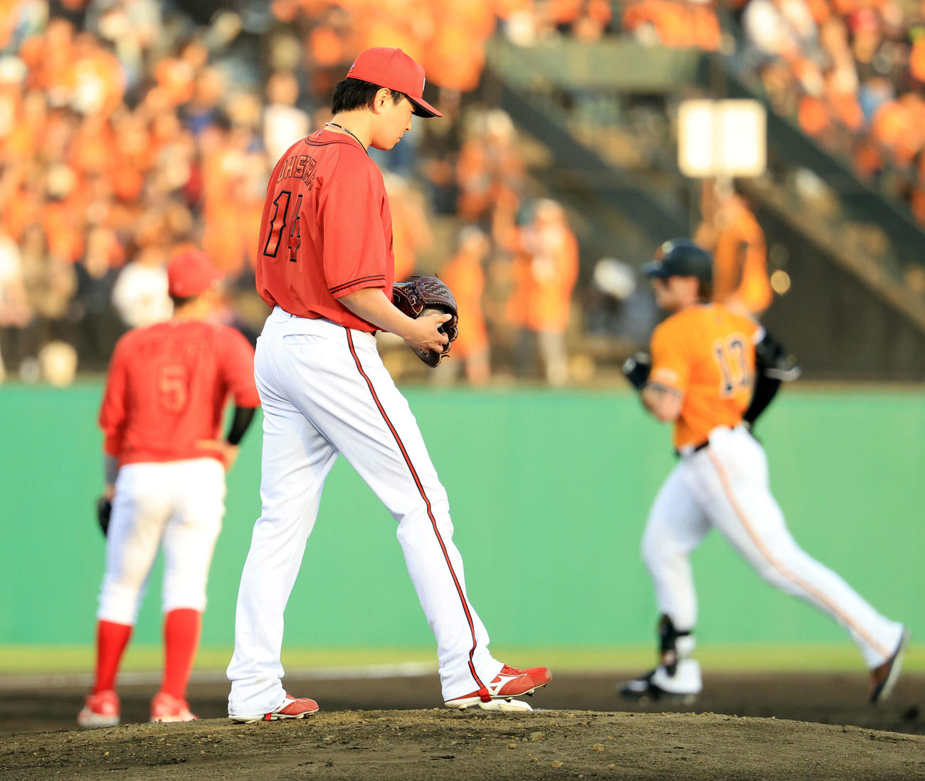 巨人対広島　1回裏巨人2死、キャベッジ（後方）に右越えソロ本塁打を許した大瀬良（撮影・浅見桂子）