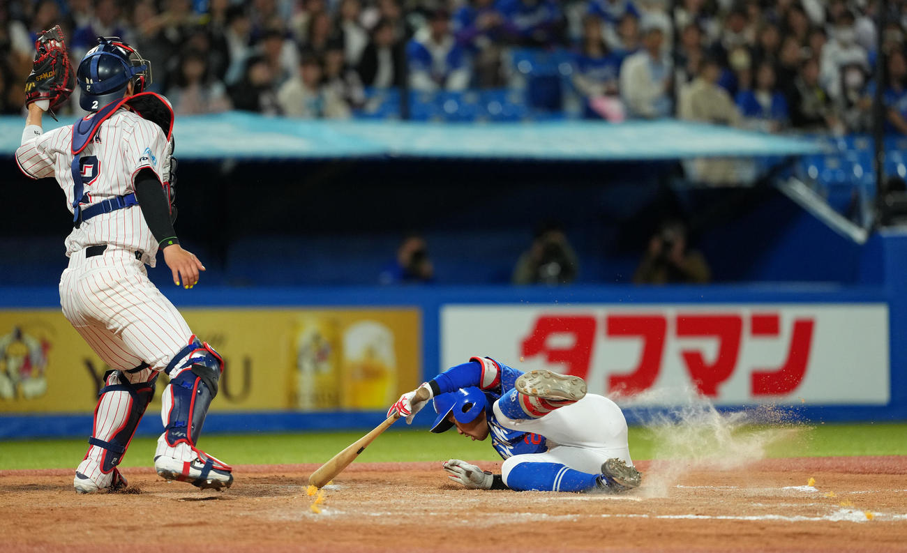 ヤクルト対中日　9回表中日2死一、二塁、木沢からの投球を避ける田中（撮影・菅敏）