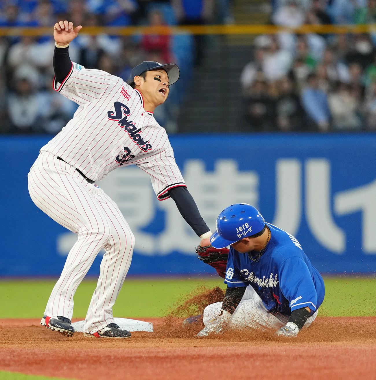 ヤクルト対中日　3回表中日1死一塁、二塁盗塁を狙うもアウトとなる一塁走者村松（右）（撮影・菅敏）