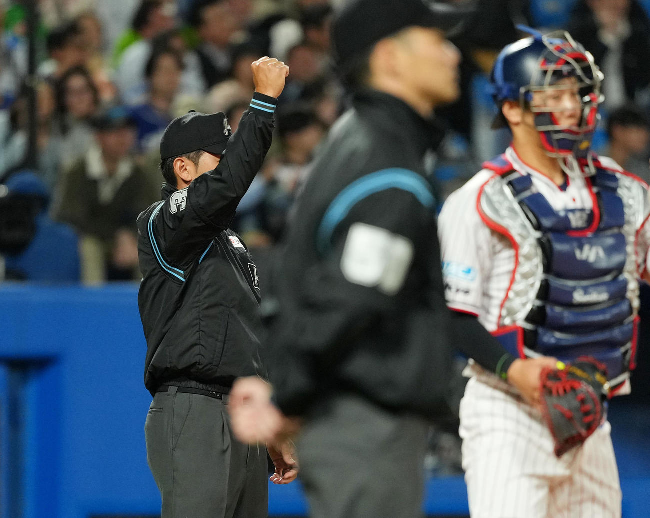 ヤクルト対中日　5回表中日2死、村松のフェンス際の打球がリプレー検証となり、アウトと判定する審判（撮影・菅敏）
