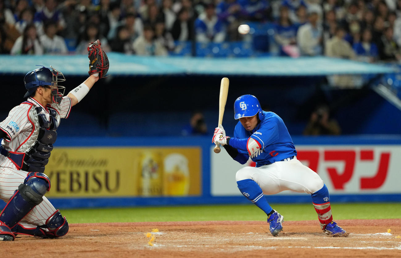 ヤクルト対中日　9回表中日2死一、二塁、木沢からの投球を避ける田中（撮影・菅敏）