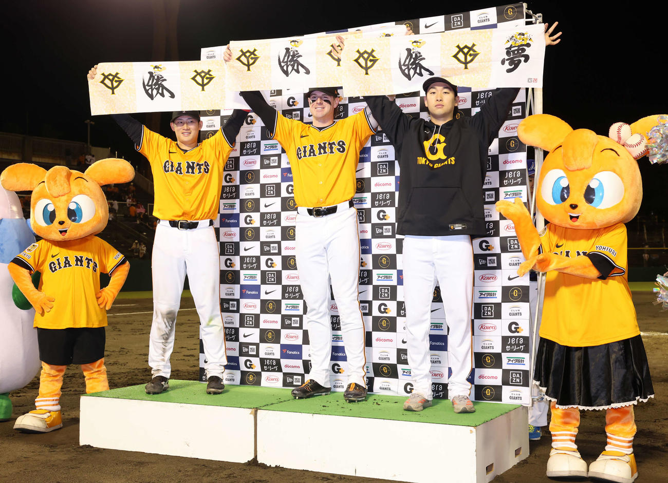 巨人対広島　ヒーローインタビューでタオルを掲げ笑顔で記念撮影する、左から巨人増田陸、山崎、キャベッジ（撮影・浅見桂子）