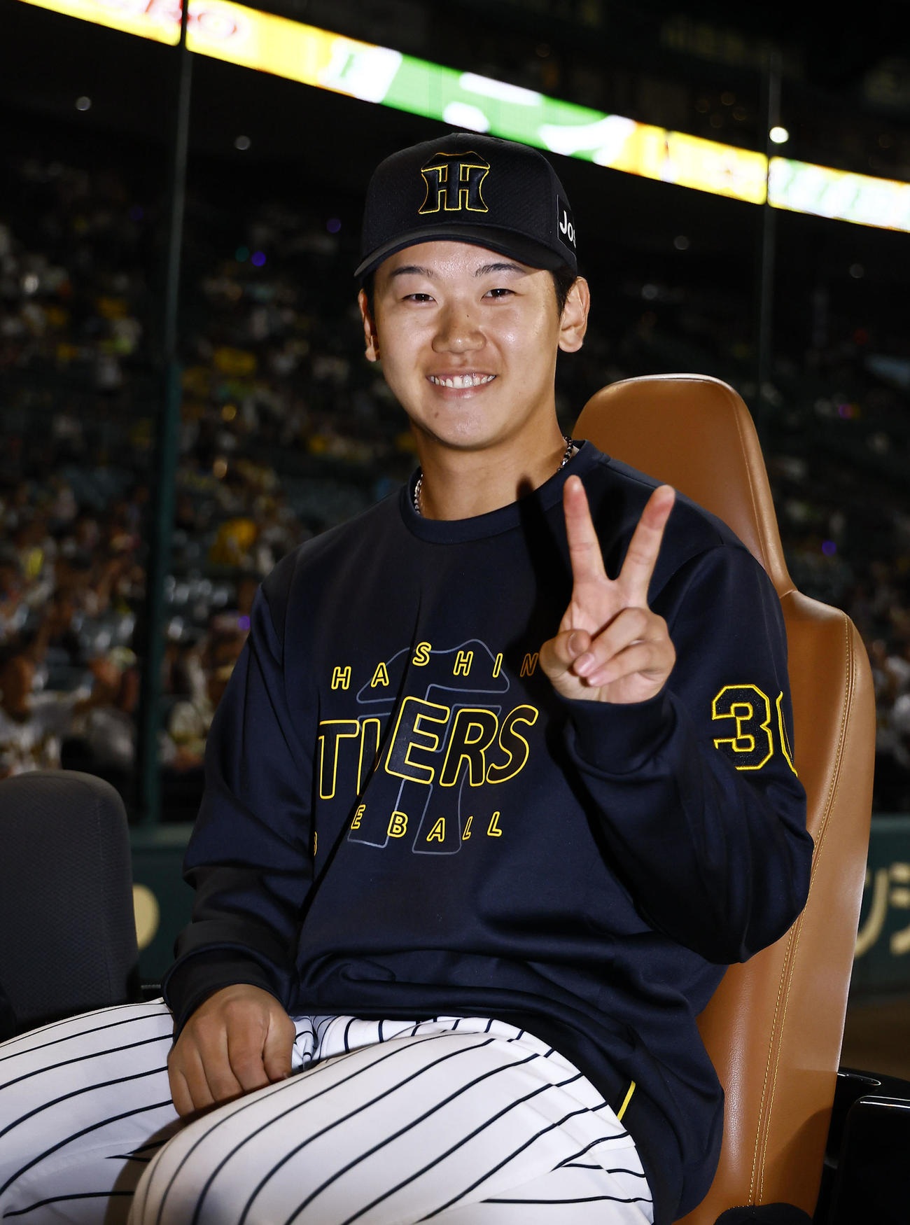 阪神対DeNA　今季2勝目を飾り笑顔を見せる阪神門別別（撮影・藤尾明華）