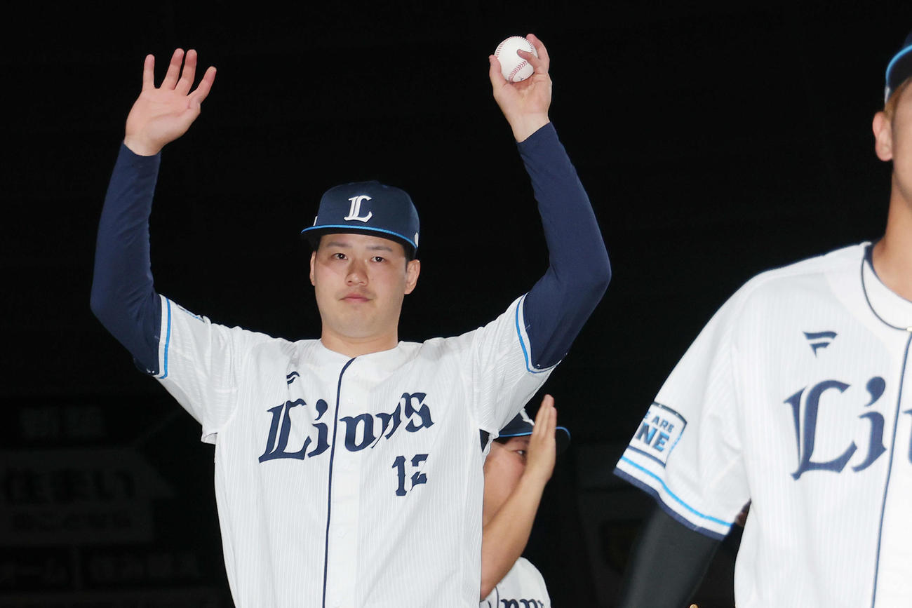 西武対楽天　楽天に勝利し、ファンの声援に応える西武渡辺（撮影・河田真司）