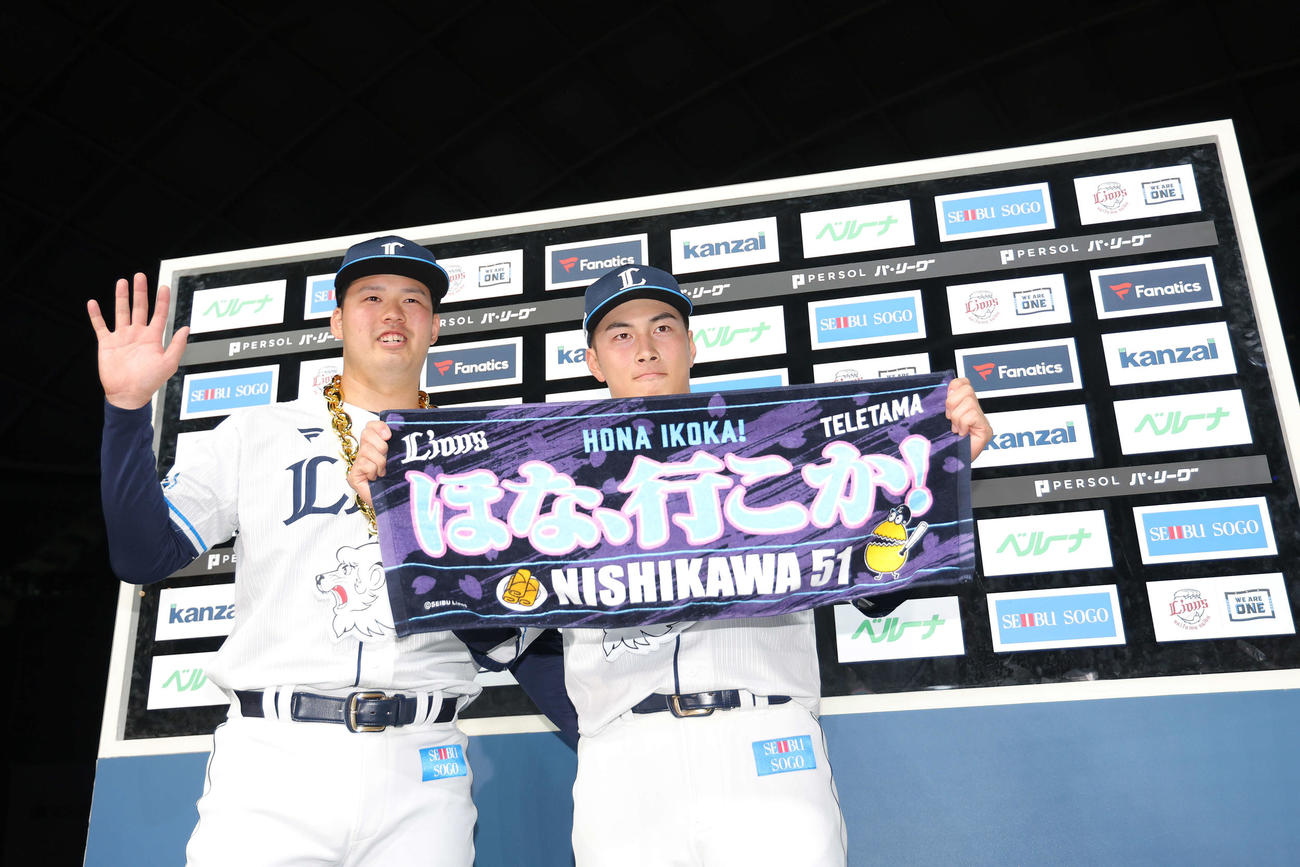 西武対楽天　楽天に勝利し、お立ち台で笑顔を見せる西武渡辺（左）と長谷川（撮影・河田真司）