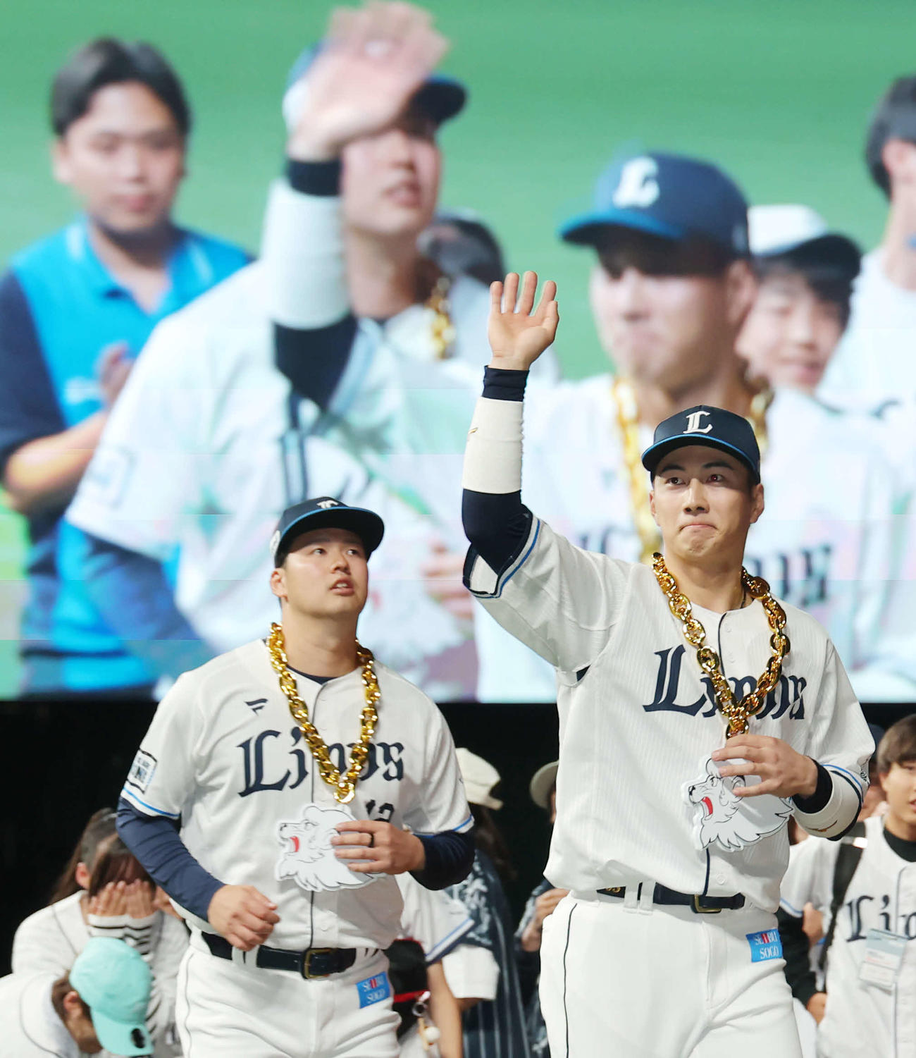 西武対楽天　楽天に勝利し、声援に応えながら引き揚げる西武長谷川（右）と渡辺（撮影・河田真司）