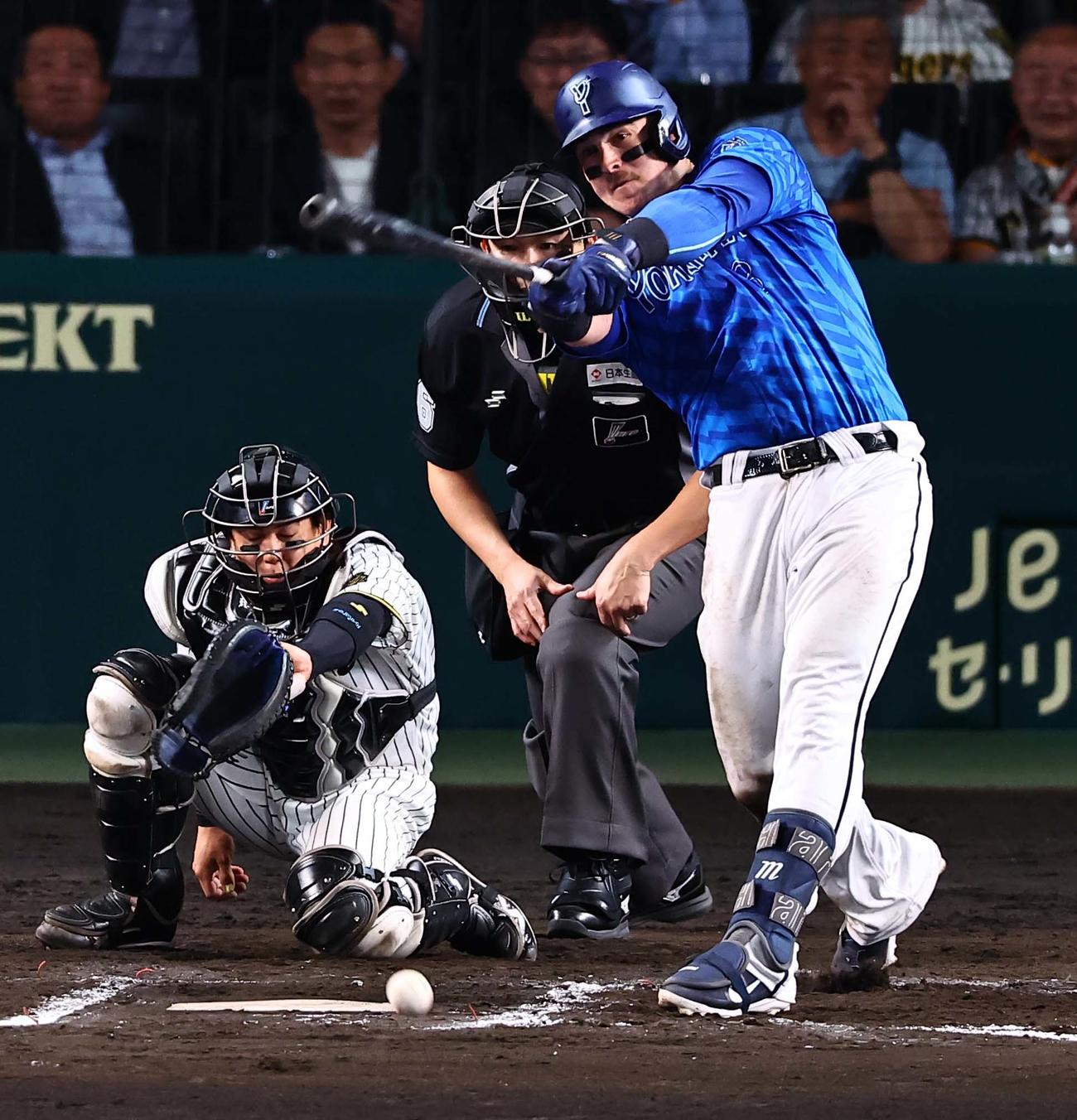 阪神対DeNA 7回表DeNA無死一塁、オースティンは併殺打に倒れる（撮影・上田博志）