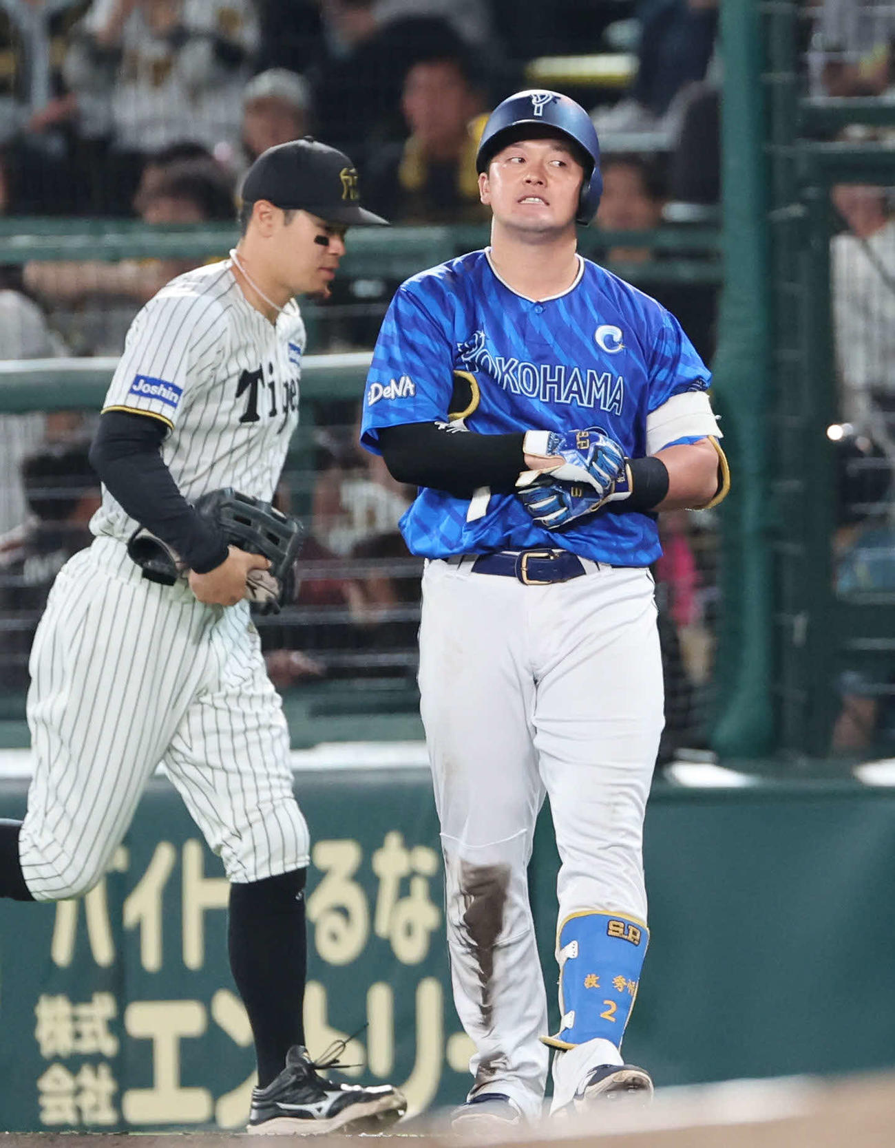 阪神対DeNA 6回表DeNA2死二、三塁、牧は遊ゴロに倒れ悔しそうな表情を見せる（撮影・西尾就之）