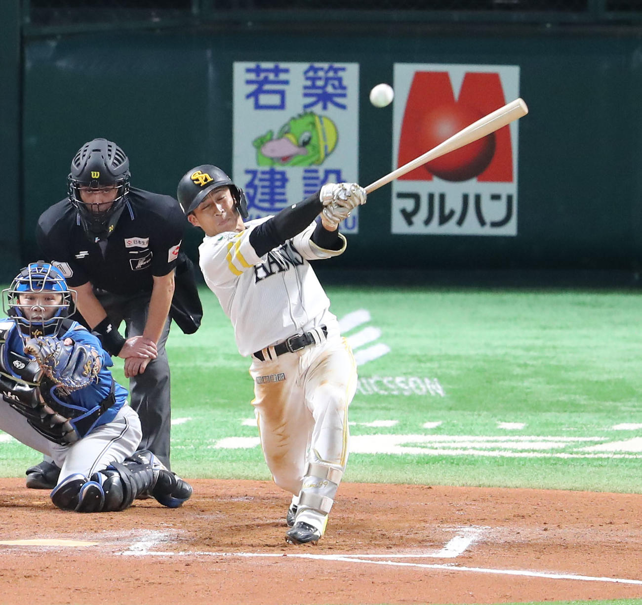 ソフトバンク対日本ハム　7回裏ソフトバンク2死三塁、野村は左前に同点適時打を放つ（撮影・梅根麻紀）