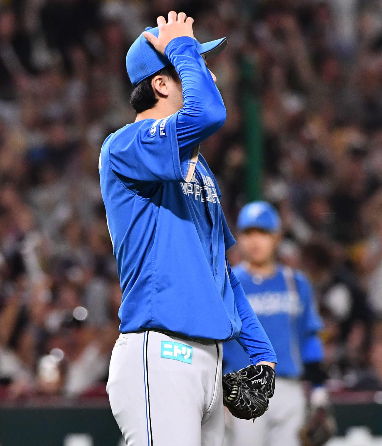 ソフトバンク対日本ハム　9回裏ソフトバンク2死二塁、周東にサヨナラ打となる適時右二塁打を打たれ、頭を抱える柳川（撮影・岩下翔太）
