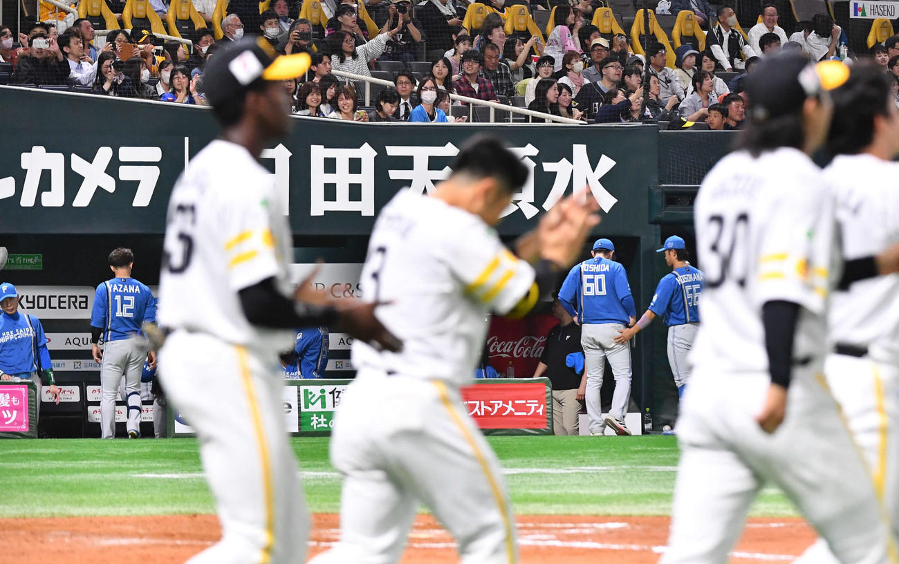 ソフトバンク対日本ハム　ソフトバンクにサヨナラ負けとなり、肩を落として引き揚げる日本ハムナイン（撮影・岩下翔太）