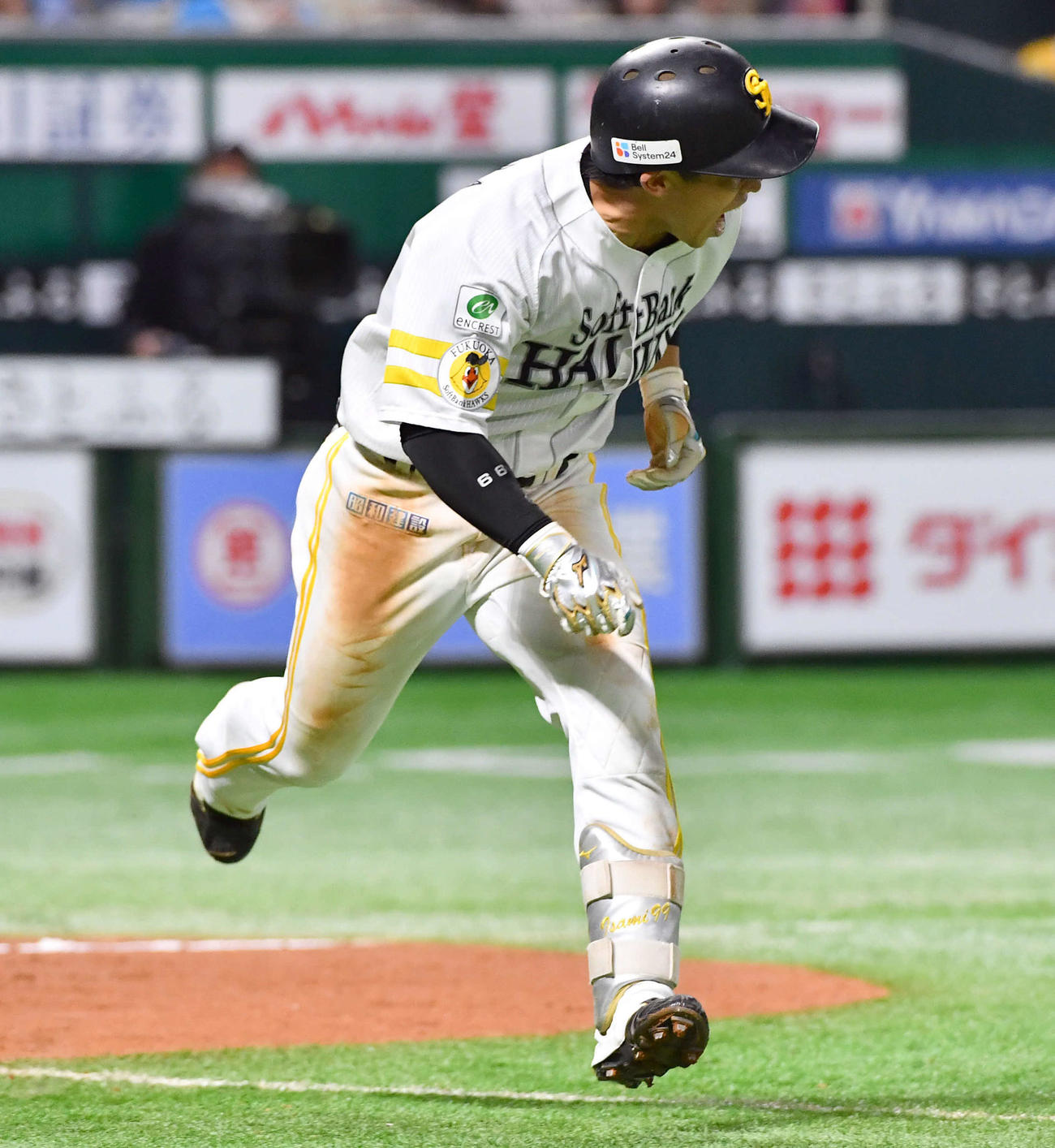 ソフトバンク対日本ハム　7回裏ソフトバンク2死三塁、同点となる左前適時打を放ち、雄たけびをあげながら一塁へ走る野村（撮影・岩下翔太）