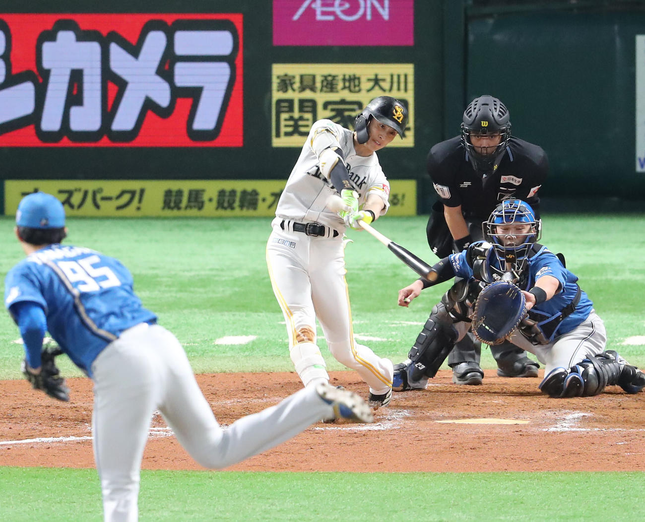 ソフトバンク対日本ハム　9回裏ソフトバンク2死二塁、周東は右越えにサヨナラとなる適時二塁打を放つ（撮影・梅根麻紀）