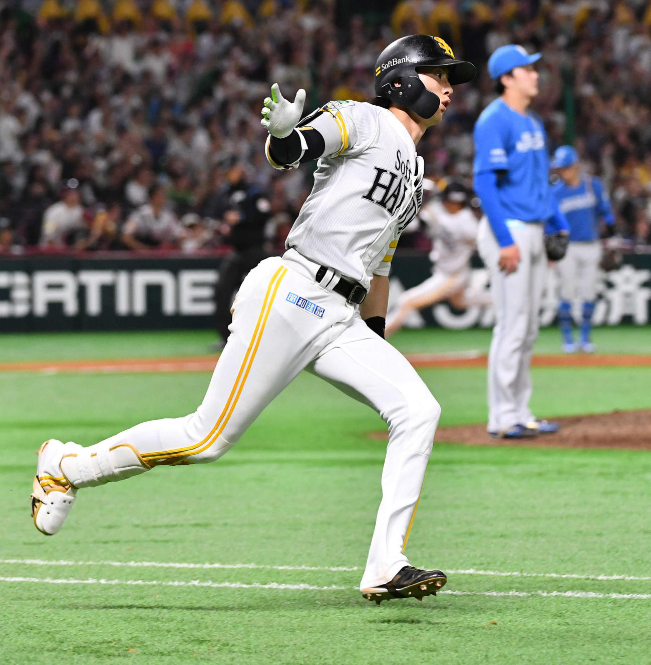ソフトバンク対日本ハム　9回裏ソフトバンク2死二塁、サヨナラ打となる適時右二塁打を放った周東（撮影・岩下翔太）