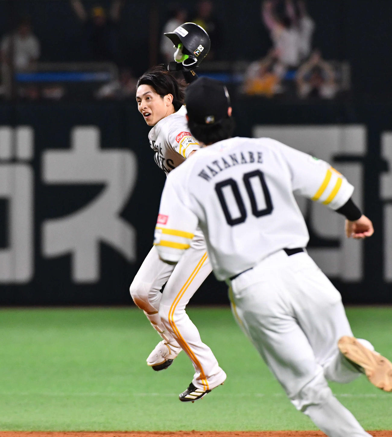 ソフトバンク対日本ハム　9回裏ソフトバンク2死二塁、サヨナラ打となる適時右二塁打を放ち、歓喜する周東（撮影・岩下翔太）