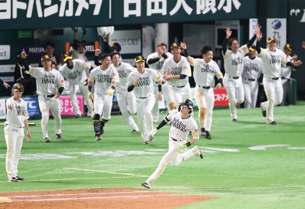 ソフトバンク対日本ハム　9回裏ソフトバンク2死二塁、周東は右越えにサヨナラとなる適時二塁打を放つ（撮影・梅根麻紀）