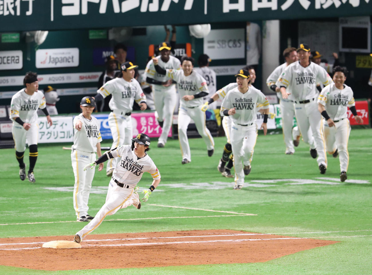 ソフトバンク対日本ハム　9回裏ソフトバンク2死二塁、周東は右越えにサヨナラとなる適時二塁打を放つ（撮影・梅根麻紀）