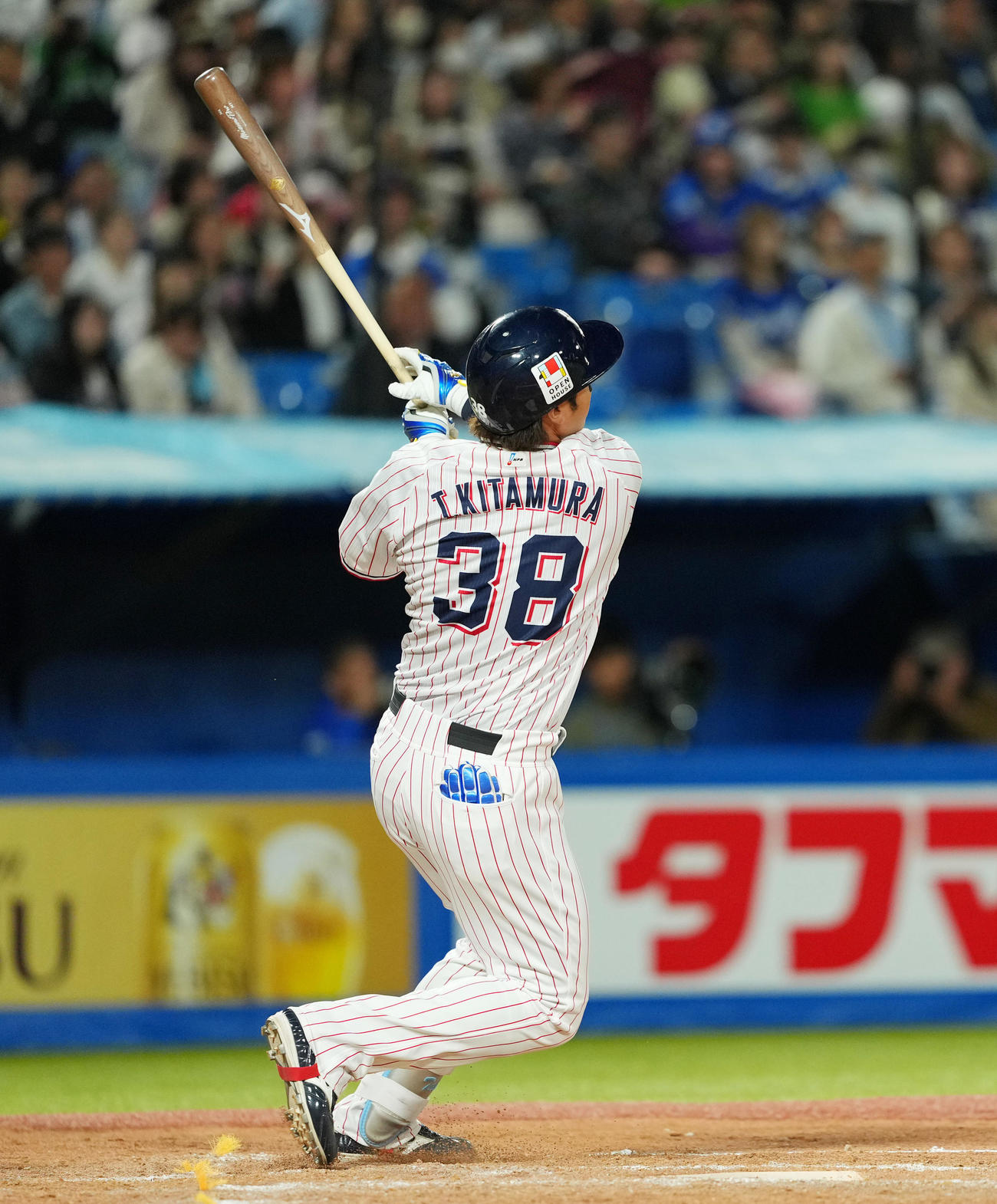 ヤクルト対中日　7回裏ヤクルト2死、左越えにソロ本塁打を放つ北村拓（撮影・菅敏）