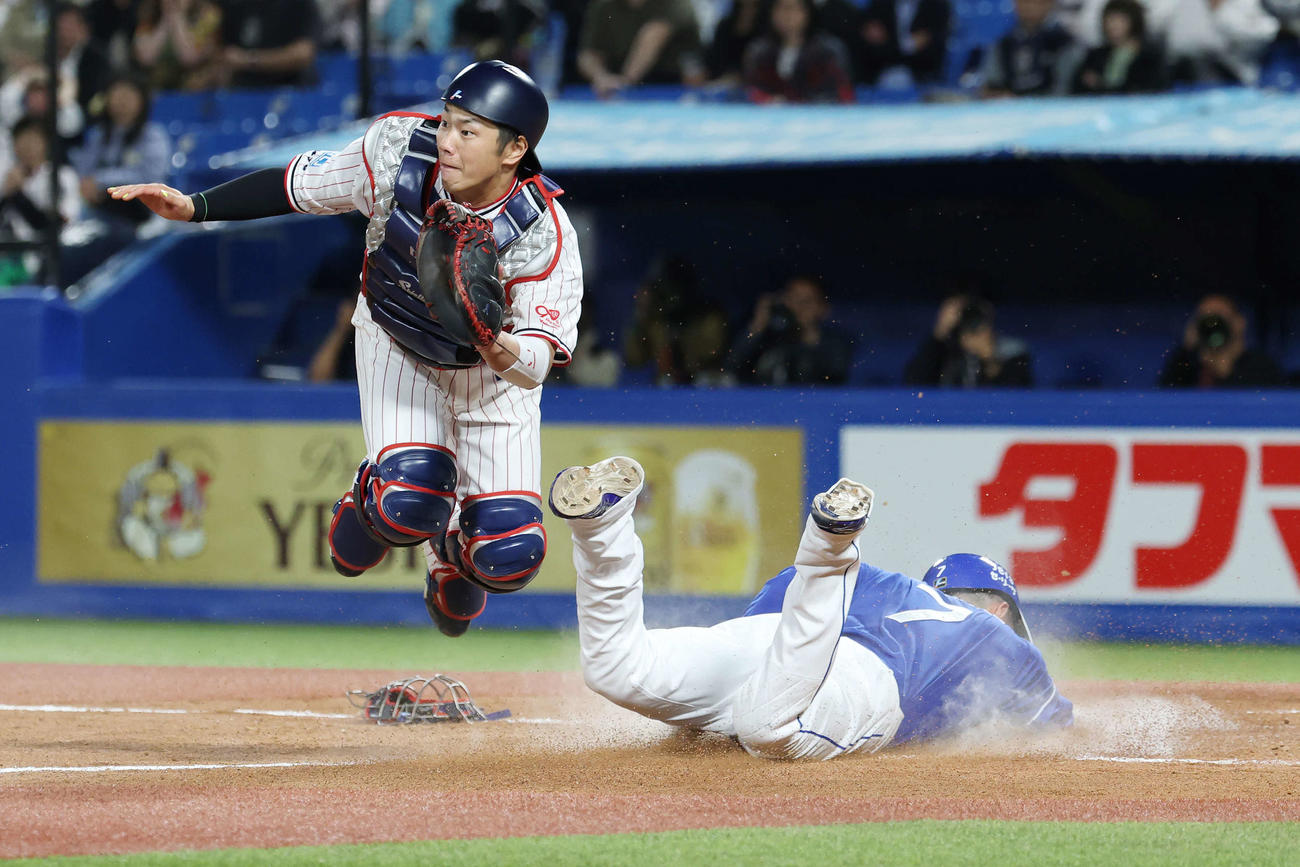 ヤクルト対中日　8回表中日1死一、二塁、代打ブライトの左前適時打で生還する福永（2025年5月17日撮影）