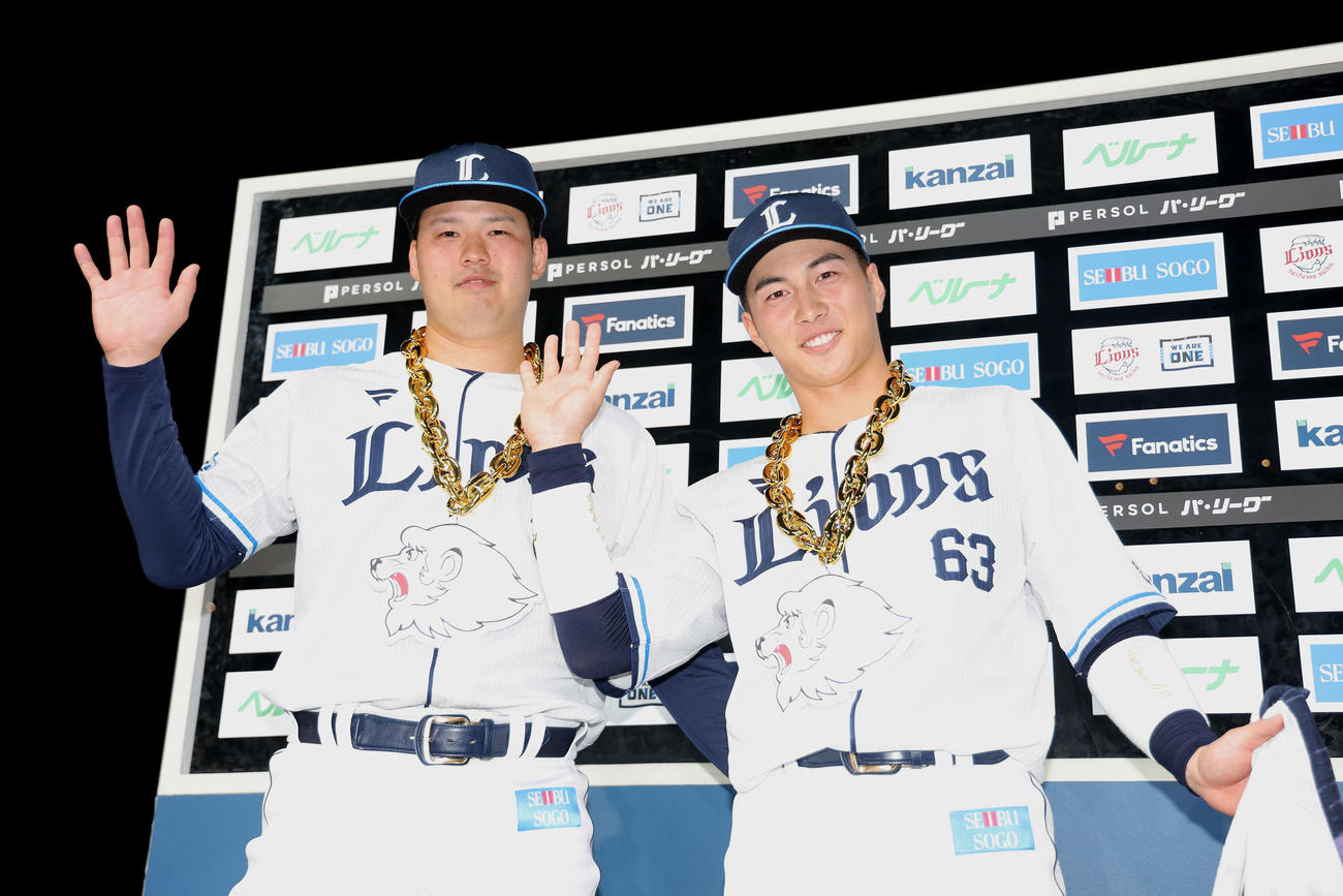 西武対楽天　楽天に勝利し、お立ち台で「マーベラス」ポーズし写真に納まる西武渡辺（左）と長谷川（撮影・河田真司）