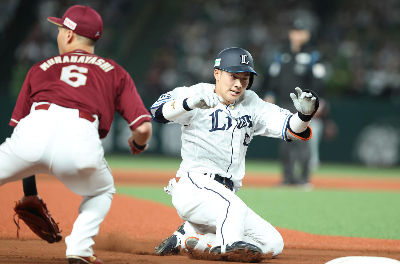 2点適時三塁打を放ち滑り込む長谷川信哉（撮影・河田真司）