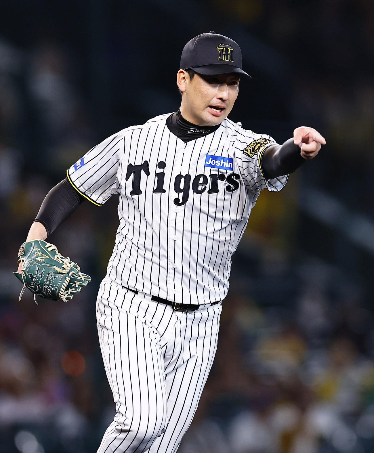 阪神対DeNA 9回表DeNA1死、佐野を一ゴロに打ち取り指さす岩崎（撮影・藤尾明華）