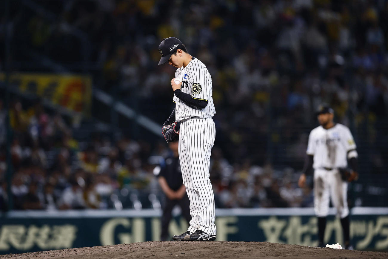 阪神対DeNA 5回表DeNA無死一、二塁、打者佐野のとき、ボールを胸に当てる門別（撮影・藤尾明華）