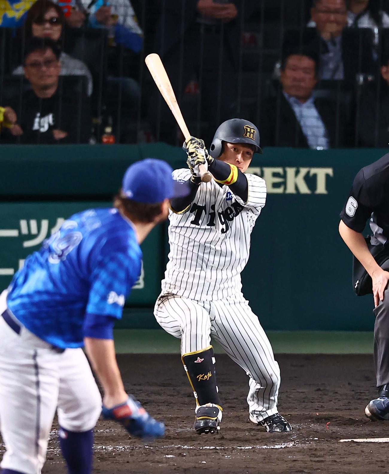 阪神対DeNA 5回裏阪神2死二塁、近本はケイから左前適時打を放つ（撮影・上田博志）