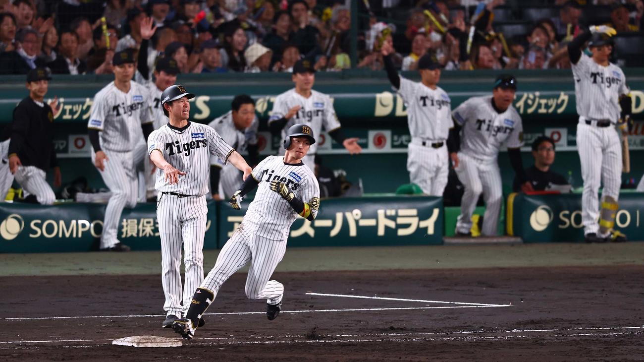阪神対DeNA 5回裏阪神2死二塁、近本はケイから左前適時打を放つ（撮影・上田博志）