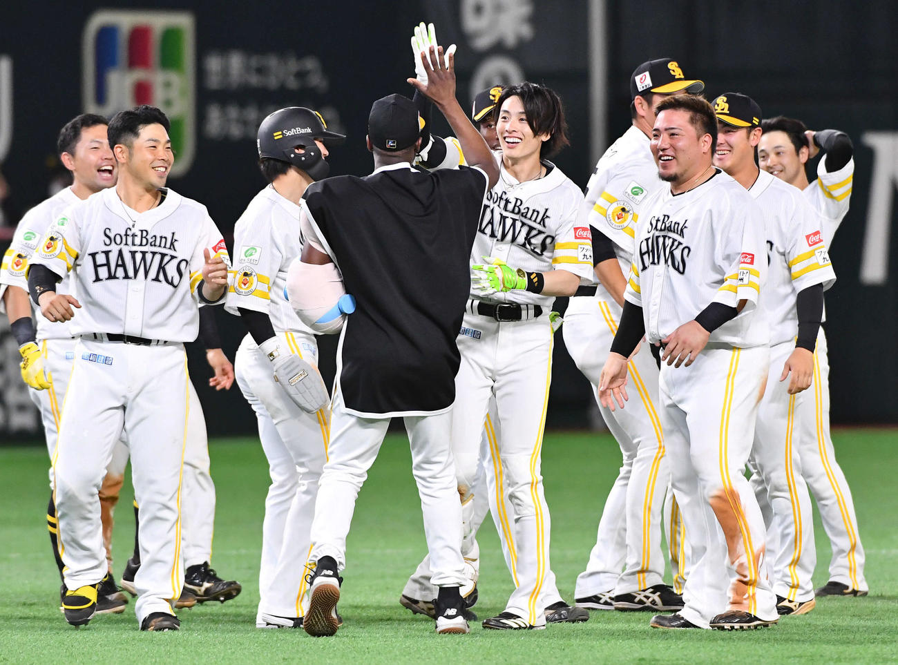 ソフトバンク対日本ハム　9回裏ソフトバンク2死二塁、サヨナラ打となる適時右二塁打を放った周東（中央）は、モイネロと笑顔でハイタッチ（撮影・岩下翔太）