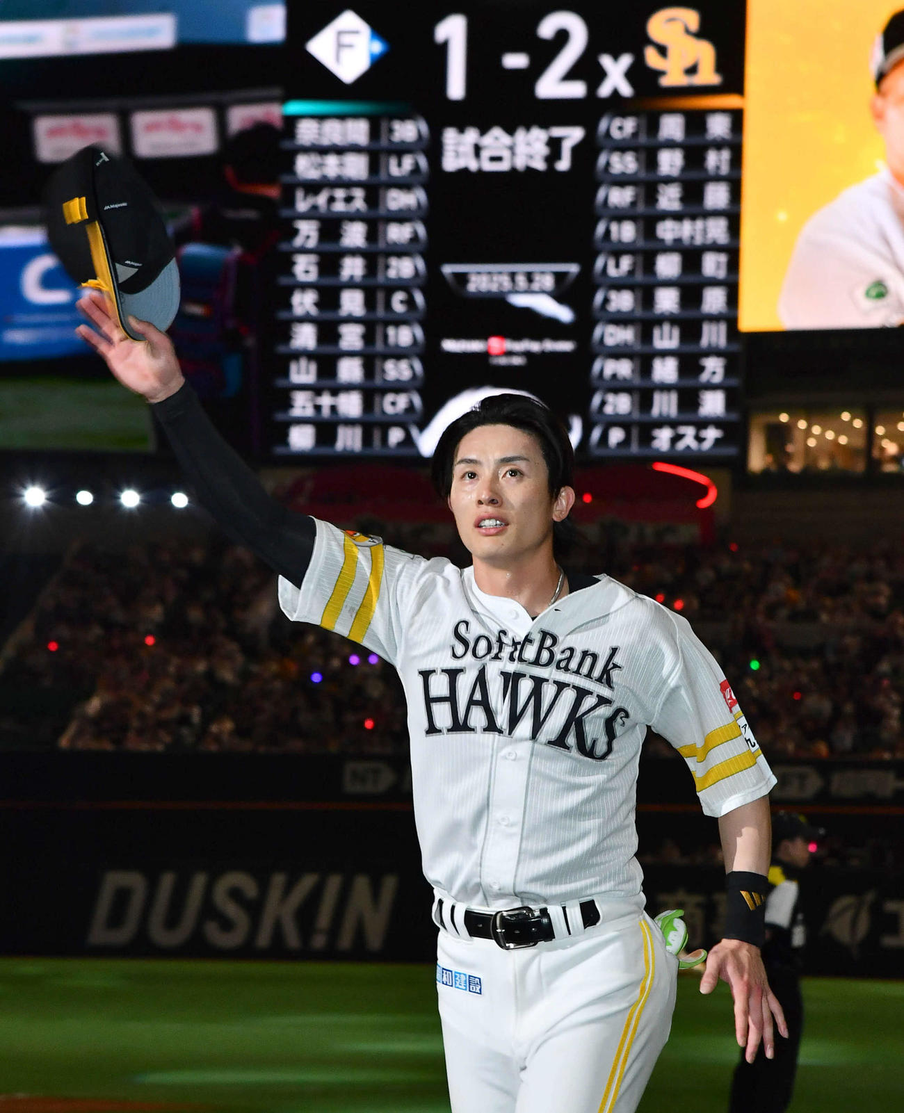 ソフトバンク対日本ハム　日本ハムにサヨナラ勝利し、殊勲打を放った周東はファンに手を振りながら場内を一周する（撮影・岩下翔太）