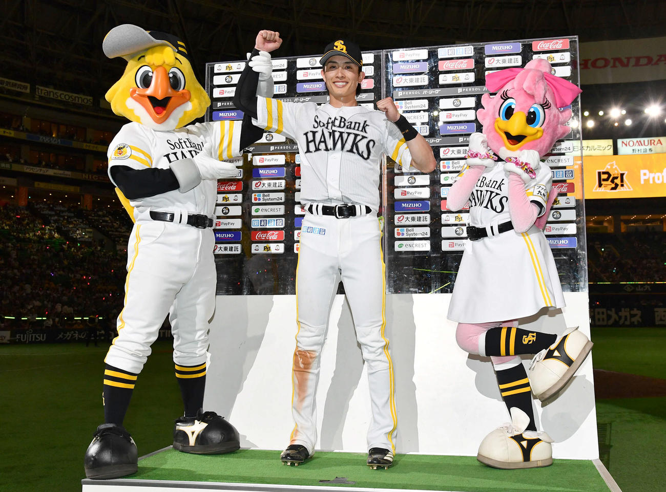 ソフトバンク対日本ハム　サヨナラ適時二塁打を放ち、お立ち台でハリーホーク（左）、ハニーホーク（右）と笑顔で写真に納まる周東（撮影・岩下翔太）