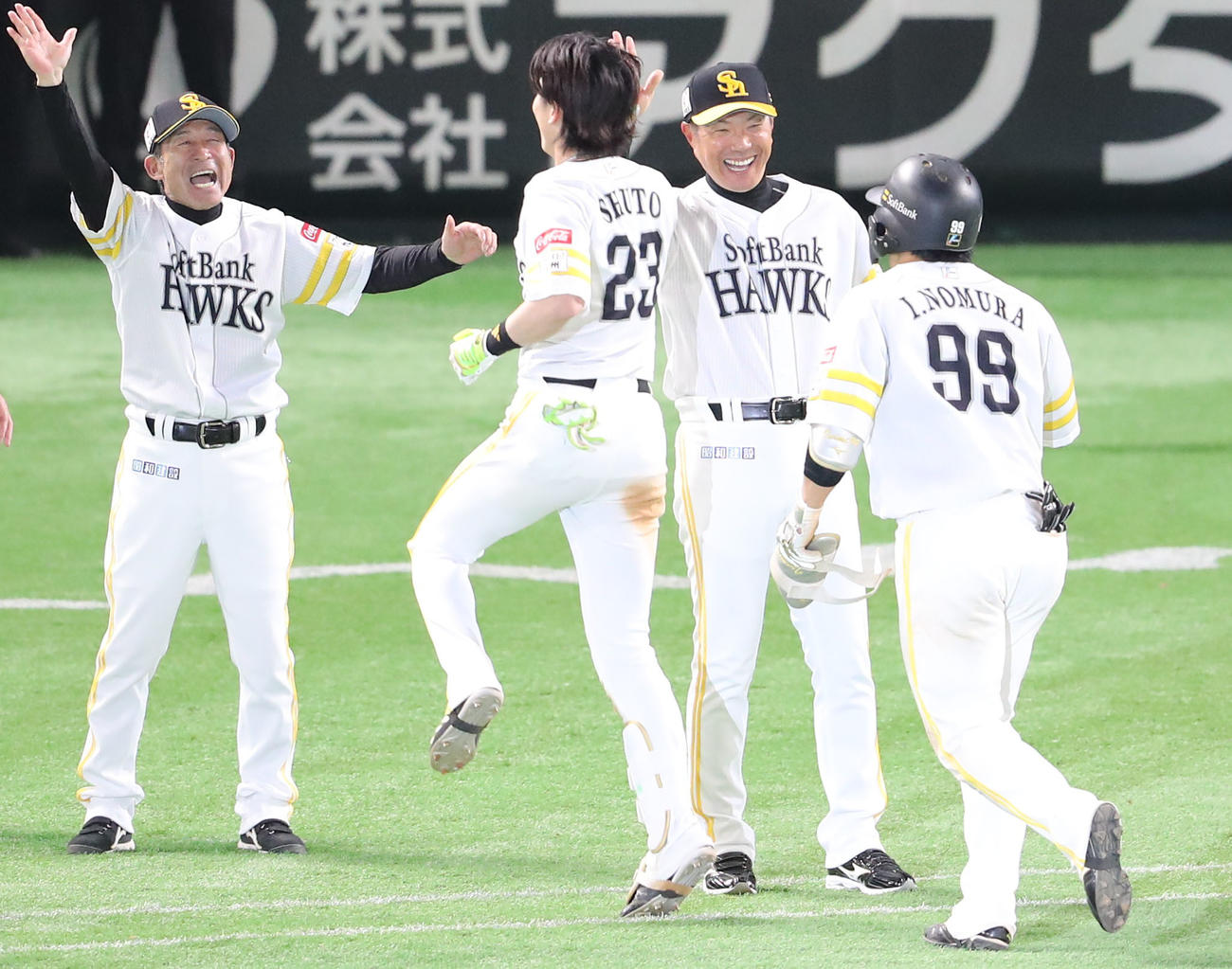 ソフトバンク対日本ハム　9回裏ソフトバンク2死二塁、サヨナラとなる適時二塁打を放った周東を笑顔で迎える小久保監督（撮影・梅根麻紀）