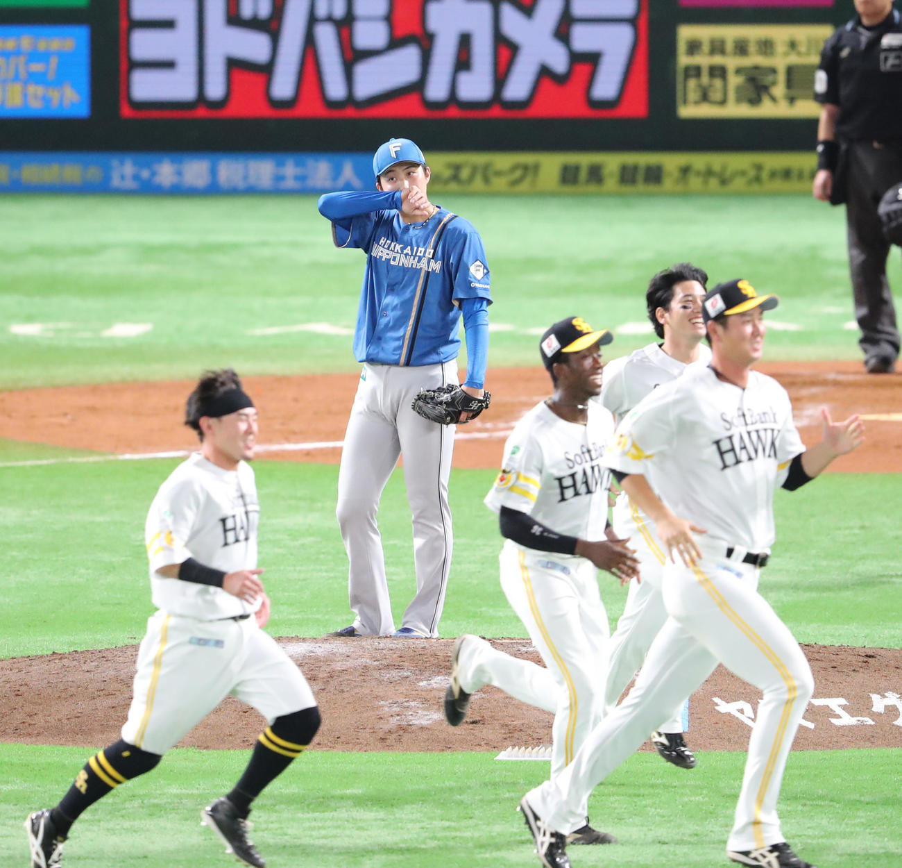 ソフトバンク対日本ハム　9回裏ソフトバンク2死二塁、周東に右越えサヨナラ適時二塁打を浴びた柳川（撮影・梅根麻紀）