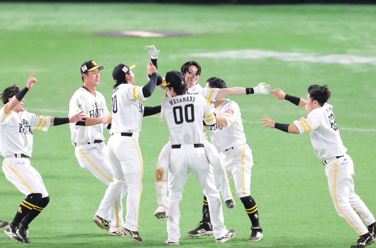 ソフトバンク対日本ハム　9回裏ソフトバンク2死二塁、周東は右越えにサヨナラとなる適時二塁打を放ちナインと喜ぶ（撮影・梅根麻紀）