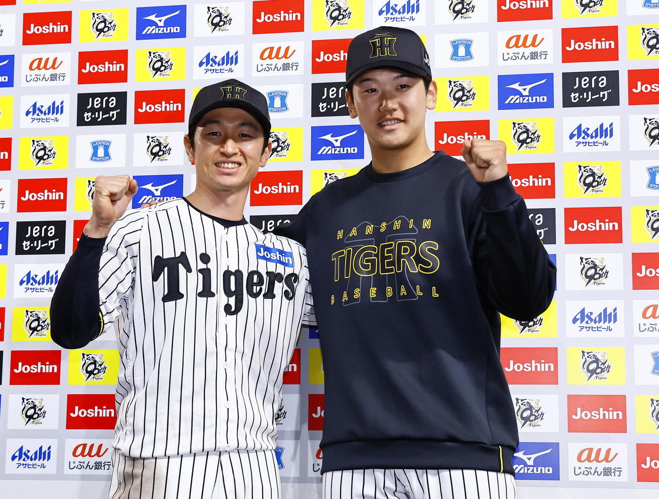 阪神対DeNA　お立ち台で笑顔を見せる阪神近本（左）と門別（撮影・藤尾明華）