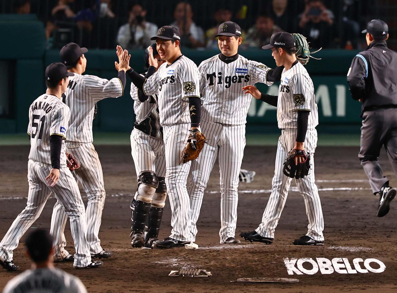 阪神対DeNA　勝利を喜ぶ阪神ナイン（撮影・上田博志）